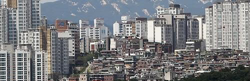 정부가 주택 매매거래처럼 전월세 거래도 실거래가 신고를 의무화해야 한다는 민간 학회 주장에 긍정적인 반응을 보이고 있어 관련 제도 도입이 급물살을 탈 전망이다. 사진은 서울 주택 전경.<연합뉴스>